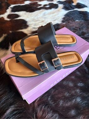 KAYLEEN By Los Angeles Black Double-Buckle Toe-Loop Slide Sandals